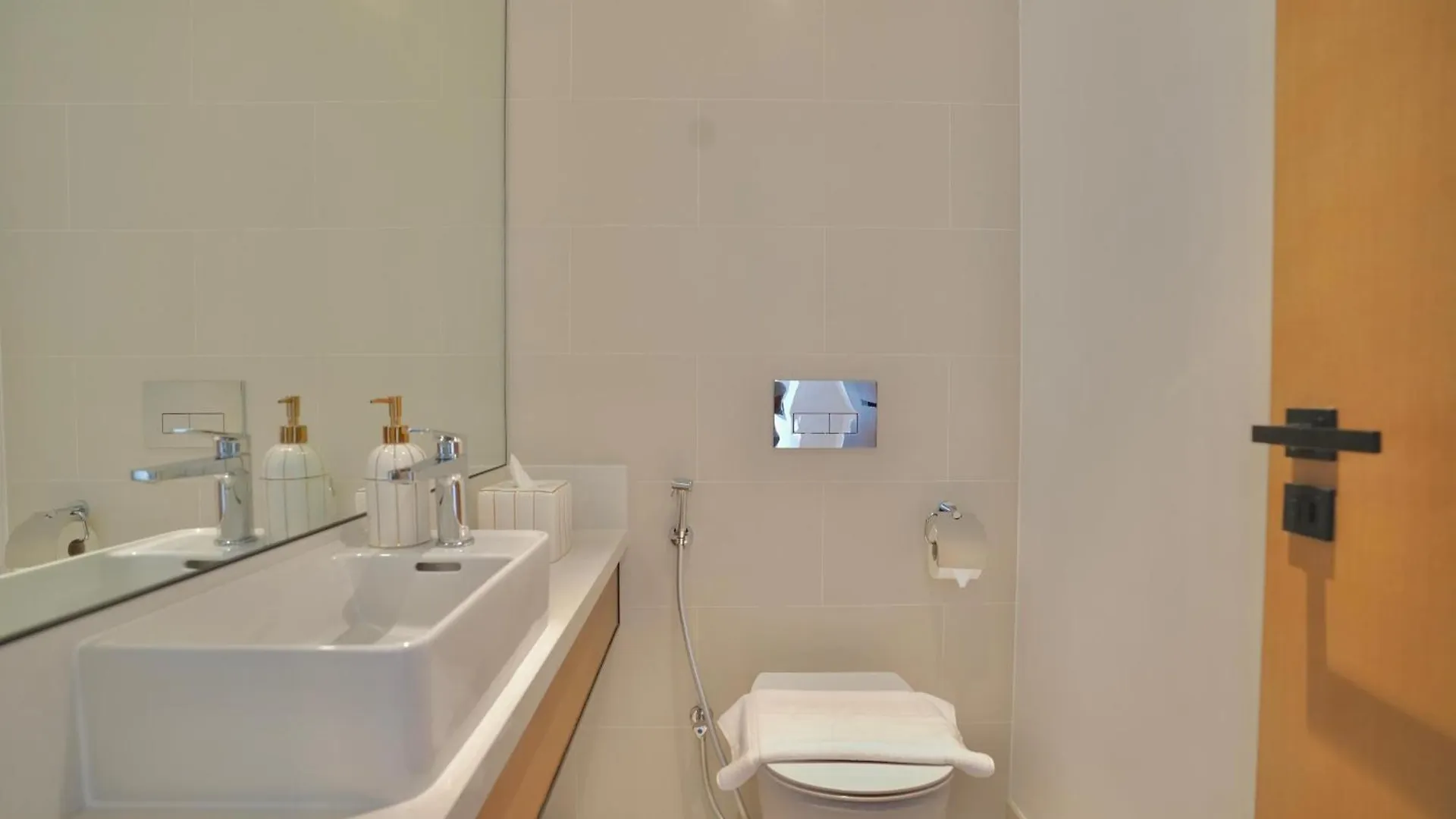 High-Rise Vida Marina Views Apartment Dubai