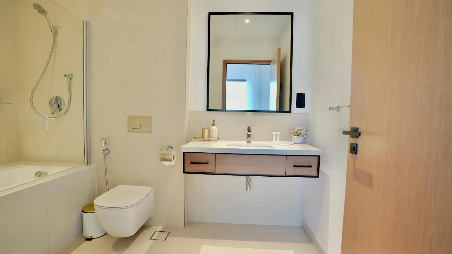 High-Rise Vida Marina Views Apartment Dubai