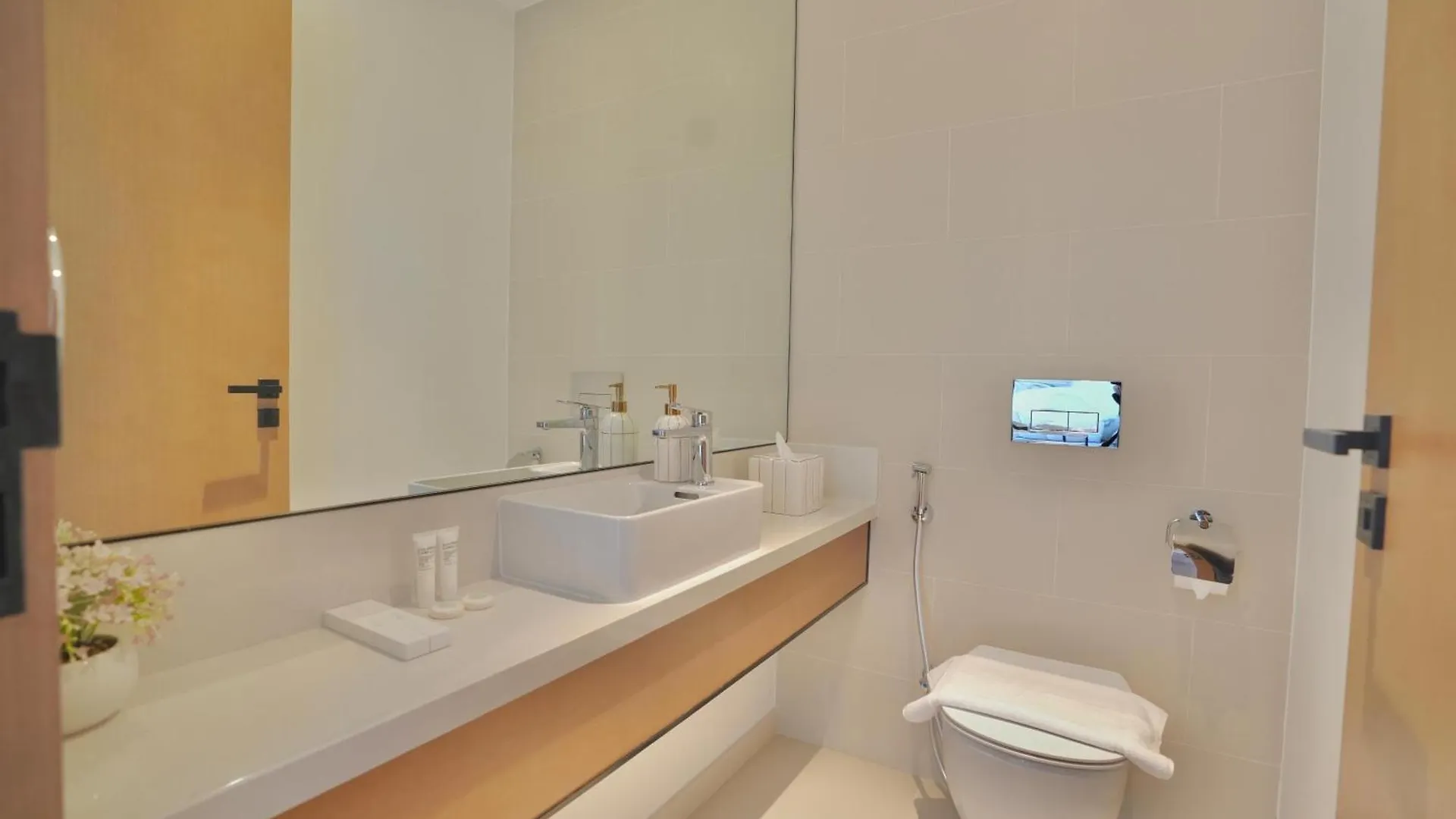 High-Rise Vida Marina Views Apartment Dubai